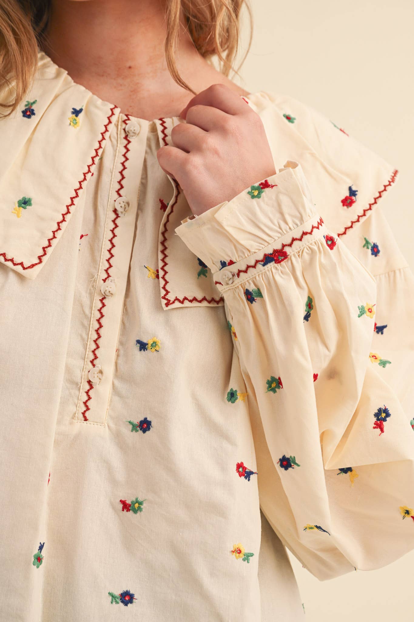 EMBROIDERED FLORAL OVERSIZED COLLAR BUTTON DOWN TOP MTP5153