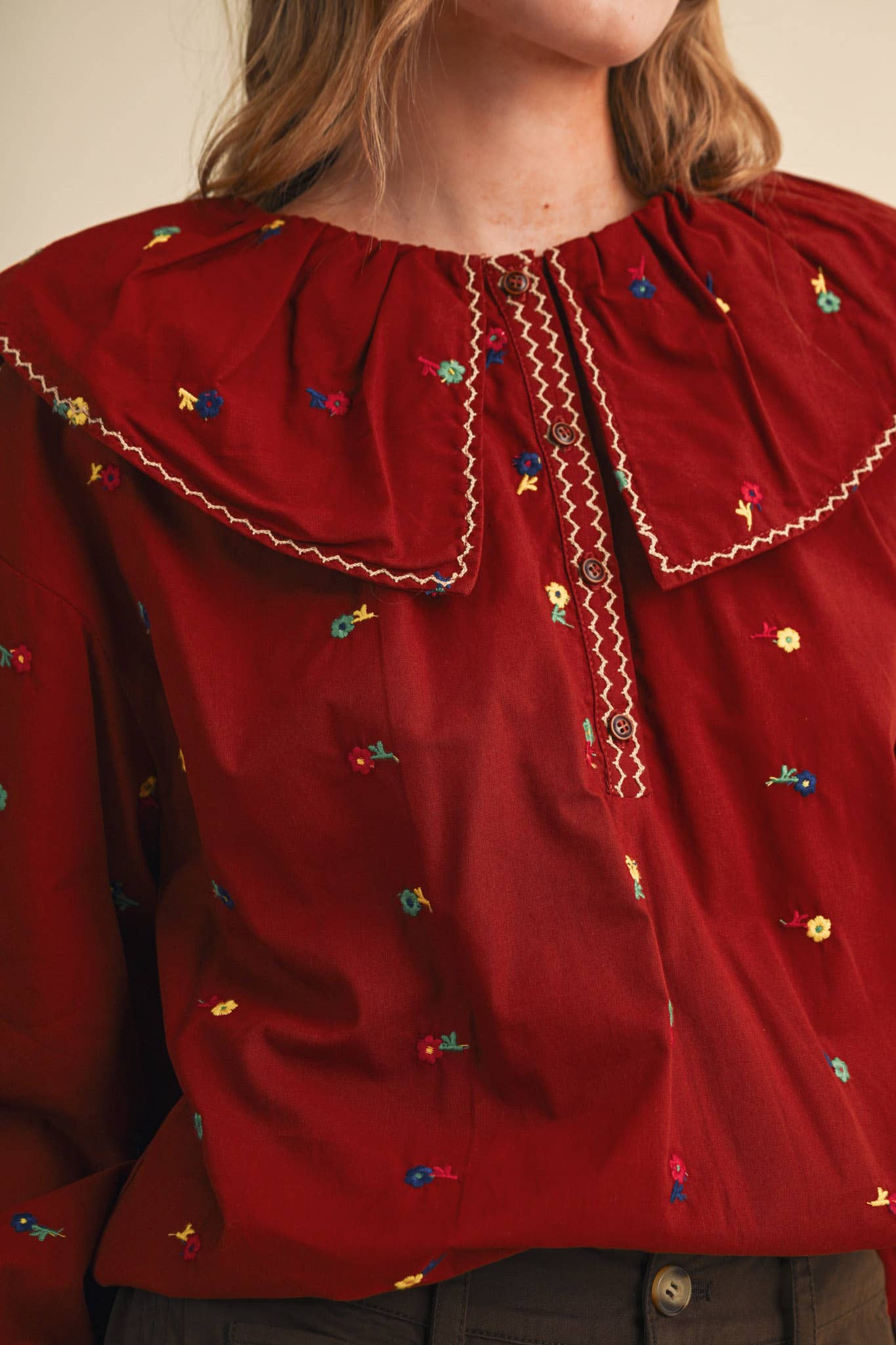 EMBROIDERED FLORAL OVERSIZED COLLAR BUTTON DOWN TOP MTP5153
