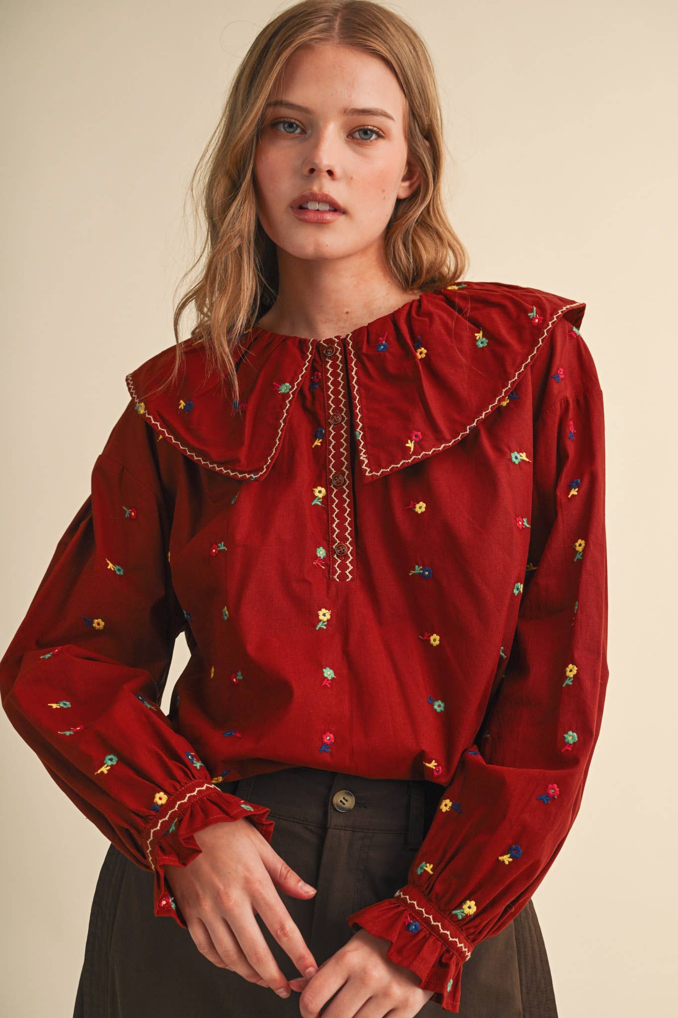 EMBROIDERED FLORAL OVERSIZED COLLAR BUTTON DOWN TOP MTP5153